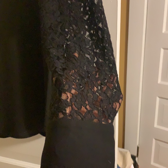 Classic Anne Klein top with sheer lace sleeves - Picture 3 of 4